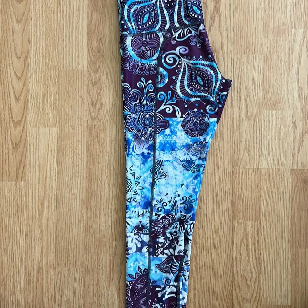 BOLD PRINT LEGGINS - Picture 2 of 2